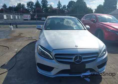 2016 Mercedes-Benz C 300 Sport 4Matic z USA, uszkodzony, nr VIN 55SWF4KB2GU099185